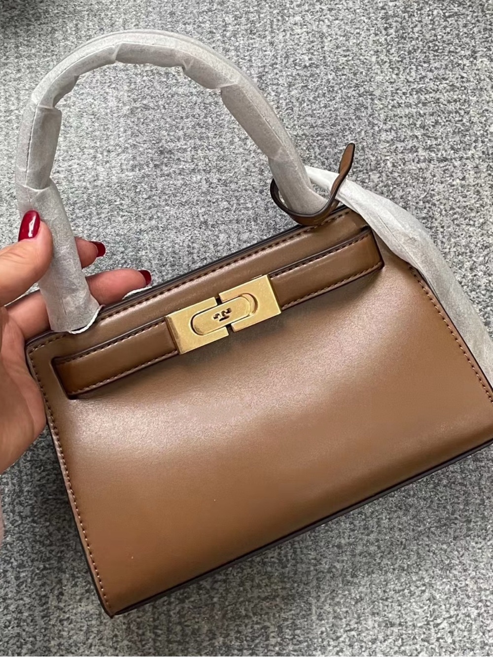 NWT Tory Burch 56912 Lee Radziwill Petite Bag
Brand New